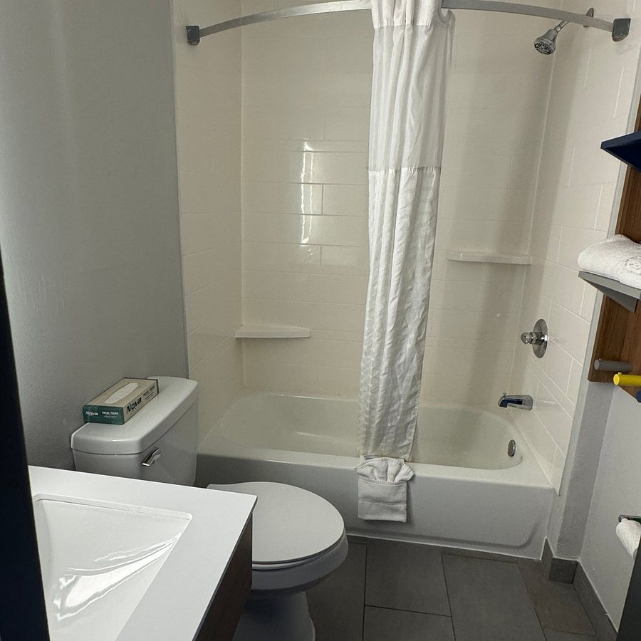 Microtel Inn Suites by Wyndham Daphne Mobile — Bathroom