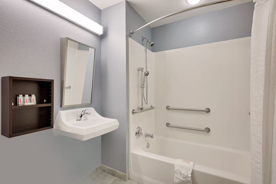 Microtel Inn Suites by Wyndham Geneva — Bathroom