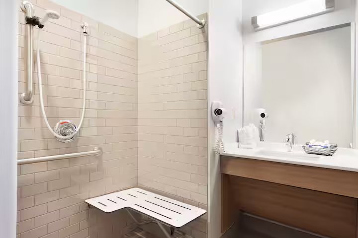 Microtel Inn Suites by Wyndham Georgetown Delaware Beaches — Bathroom