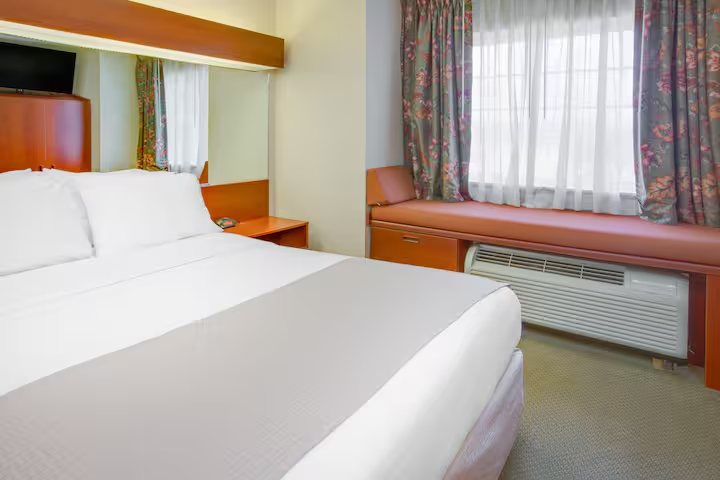 Microtel Inn Suites by Wyndham Hattiesburg — Guest room