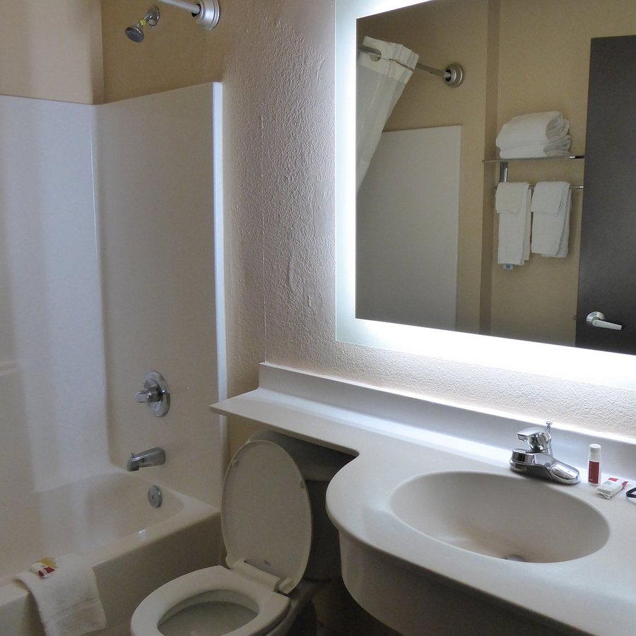 Microtel Inn Suites by Wyndham Houston — Bathroom