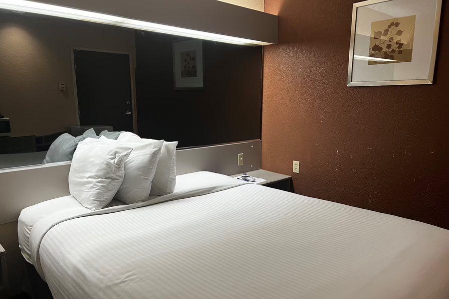 Microtel Inn Suites by Wyndham Houston — Guest room