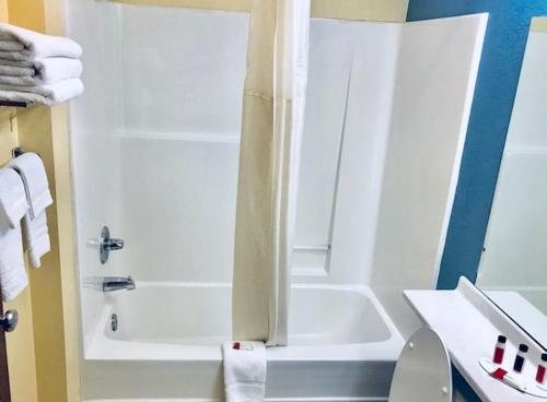 Microtel Inn Suites by Wyndham Kansas City Airport — Bathroom