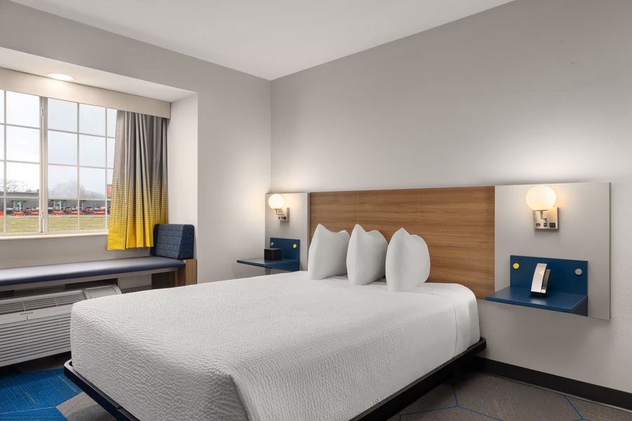 Microtel Inn Suites by Wyndham Kansas City Airport — Guest room