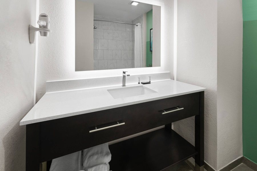 Microtel Inn Suites by Wyndham Kingsland Naval Base I 95 — Bathroom