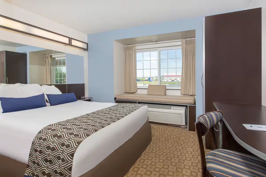 Microtel Inn Suites by Wyndham Klamath Falls — Guest room