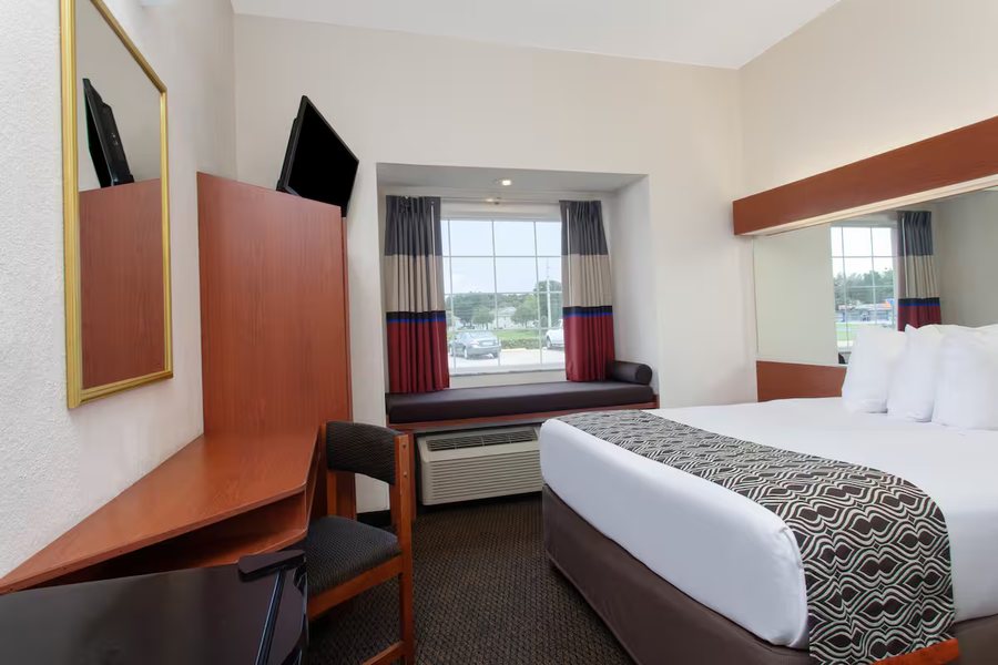 Microtel Inn Suites by Wyndham Lady Lake The Villages — Guest room