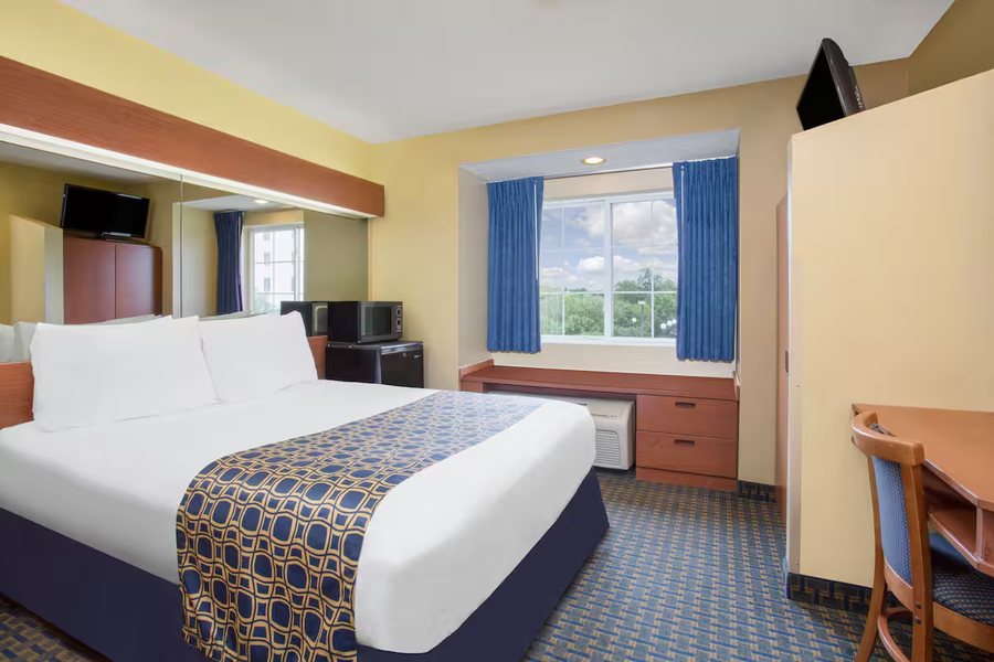 Microtel Inn Suites by Wyndham Leesburg Mt Dora — Guest room