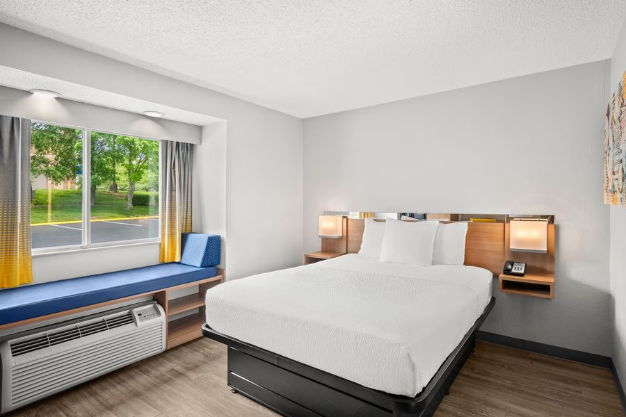 Microtel Inn Suites by Wyndham Lexington — Guest room