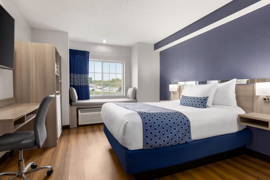 Microtel Inn Suites by Wyndham Lincoln — Guest room