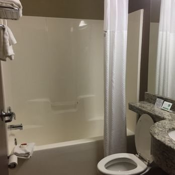 Microtel Inn Suites by Wyndham Macon — Bathroom