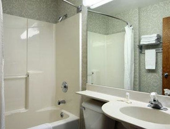 Microtel Inn Suites by Wyndham Madison East — Bathroom