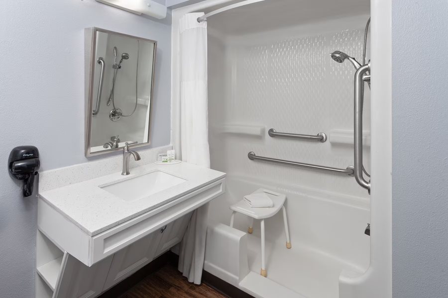 Microtel Inn Suites By Wyndham Manistee — Bathroom