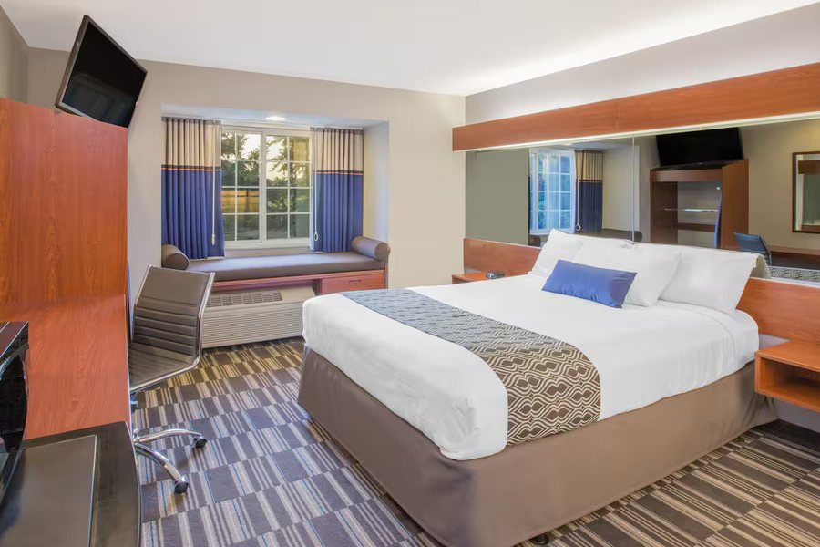Microtel Inn Suites By Wyndham Manistee — Guest room