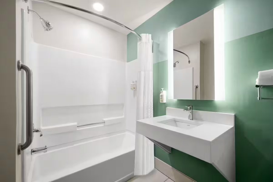 Microtel Inn Suites by Wyndham Matthews Charlotte — Bathroom