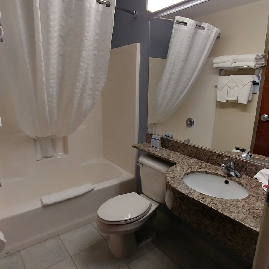 Microtel Inn Suites by Wyndham Middletown — Bathroom