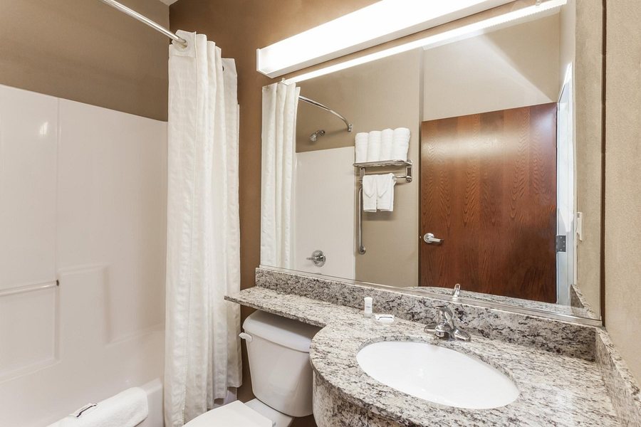 Microtel Inn Suites by Wyndham Midland — Bathroom