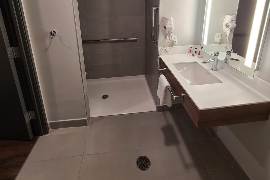 Microtel Inn Suites by Wyndham Milford — Bathroom