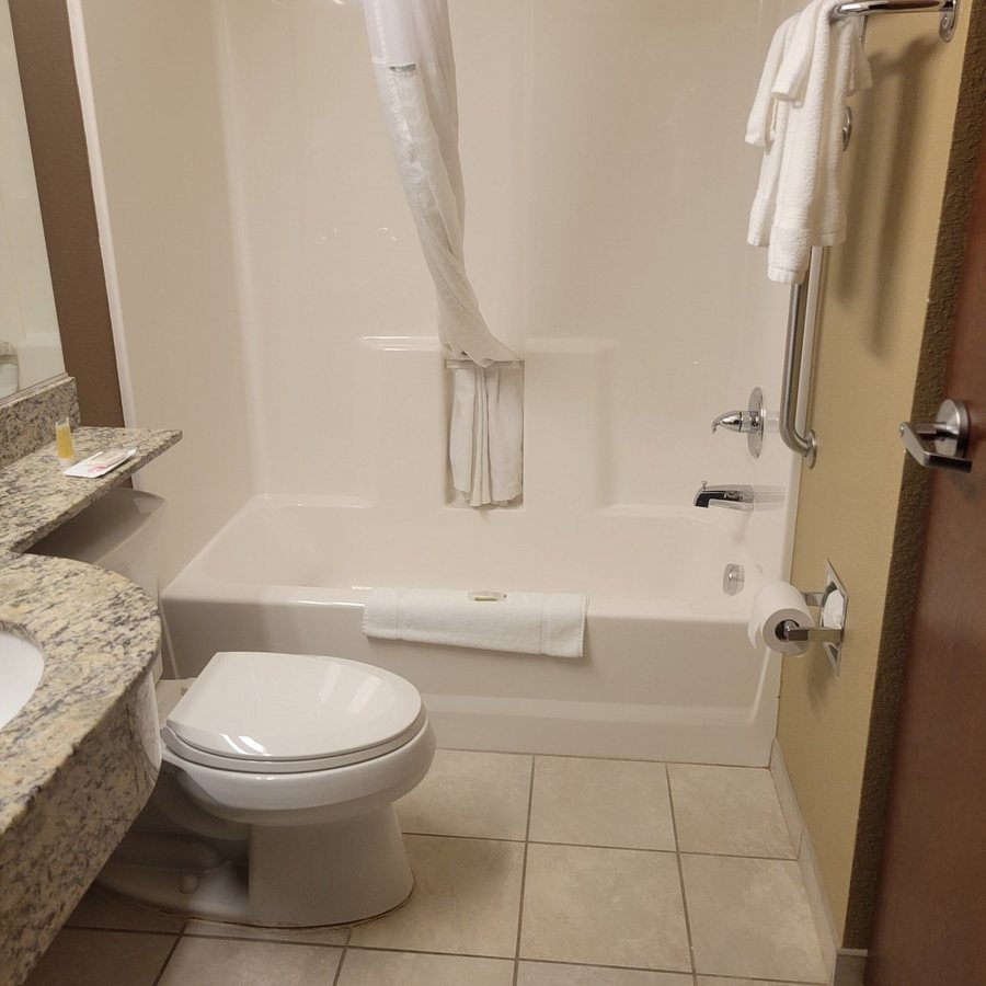 Microtel Inn Suites By Wyndham Minot — Bathroom