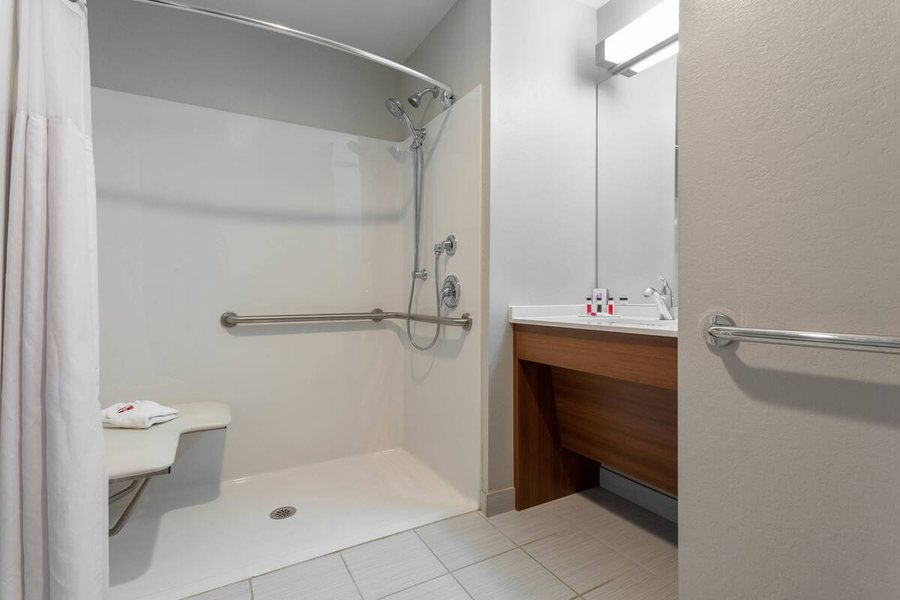 Microtel Inn Suites by Wyndham Niagara Falls — Bathroom