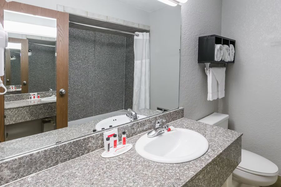 Microtel Inn Suites by Wyndham Oklahoma City Airport — Bathroom