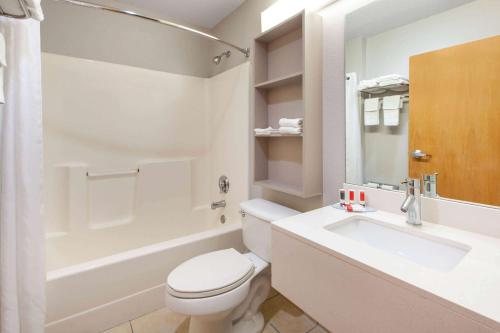 Microtel Inn Suites by Wyndham Pittsburgh Airport — Bathroom
