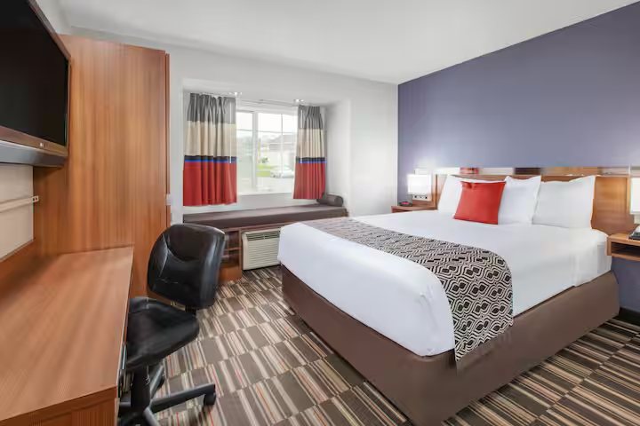 Microtel Inn Suites by Wyndham Pittsburgh Airport — Guest room