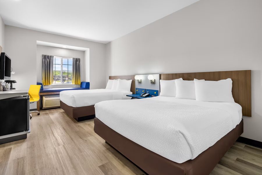 Microtel Inn Suites by Wyndham Prairie du Chien — Guest room
