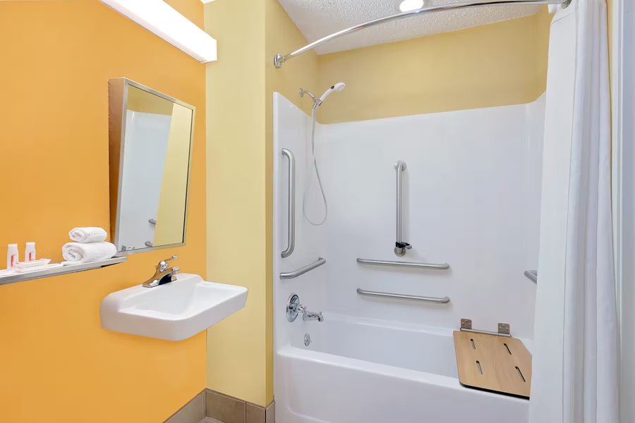 Microtel Inn Suites by Wyndham Princeton — Bathroom