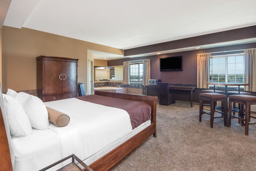 Microtel Inn Suites By Wyndham Quincy Downtown river Area — Guest room