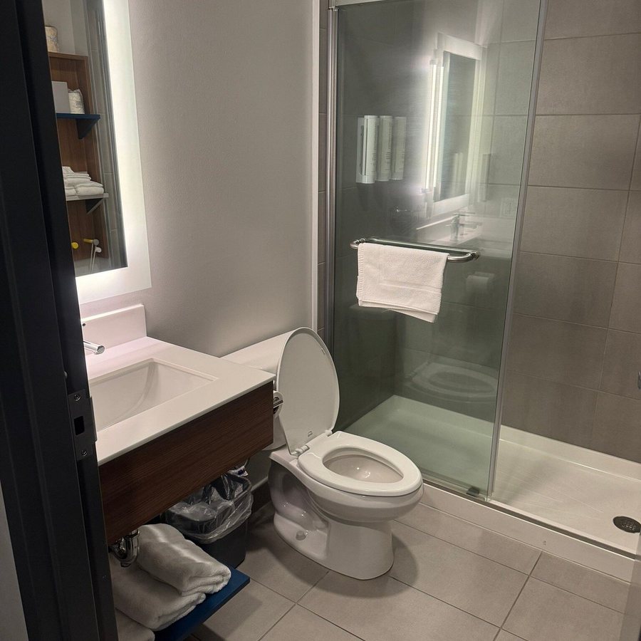 Microtel Inn Suites by Wyndham Rehoboth Beach — Bathroom