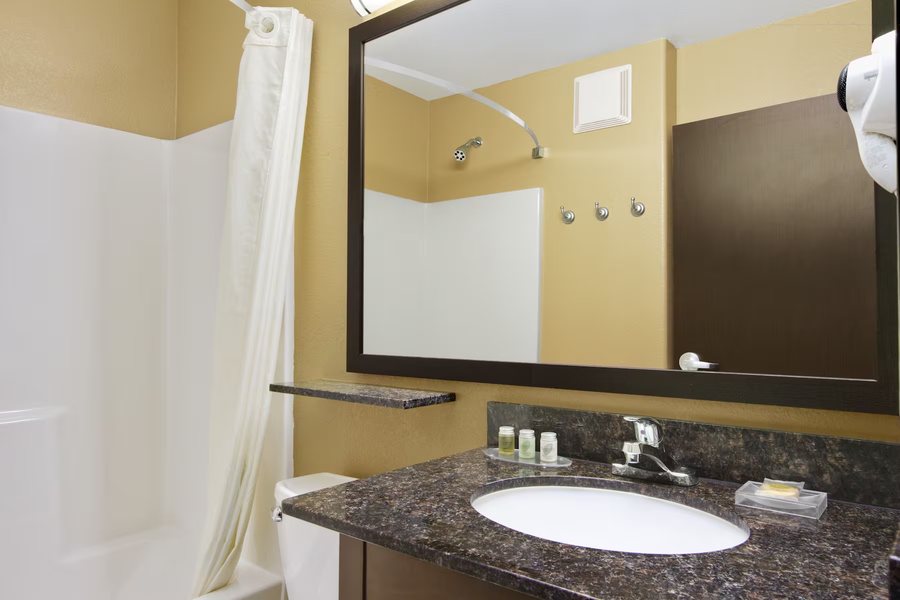 Microtel Inn Suites by Wyndham Round Rock — Bathroom