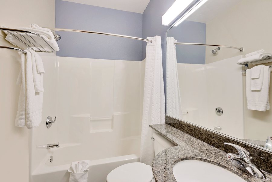 Microtel Inn Suites by Wyndham Sainte Genevieve — Bathroom