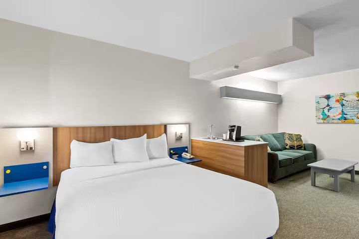Microtel Inn Suites by Wyndham Sainte Genevieve — Guest room