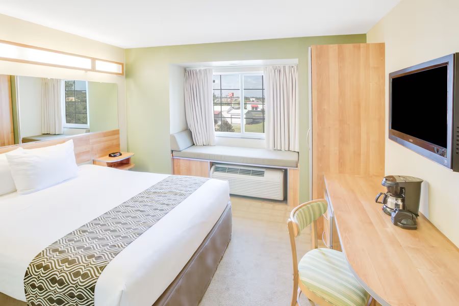 Microtel Inn Suites by Wyndham Saraland North Mobile — Guest room