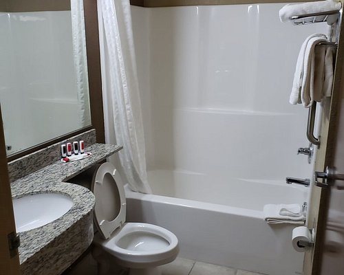 Microtel Inn Suites by Wyndham Searcy — Bathroom
