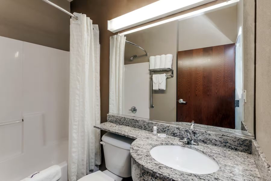 Microtel Inn Suites by Wyndham Tracy — Bathroom