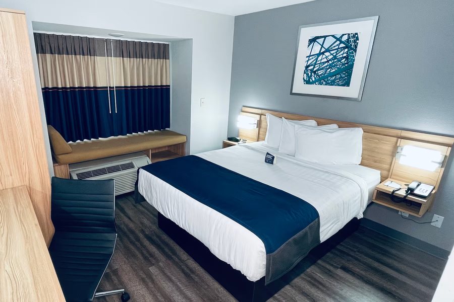 Microtel Inn Suites by Wyndham Tulsa Catoosa Route 66 — Guest room