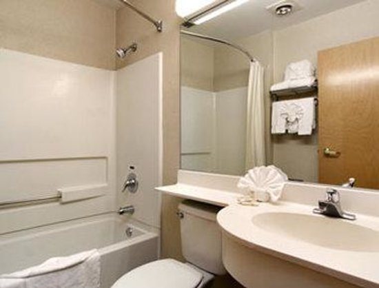 Microtel Inn Suites by Wyndham West Chester — Bathroom