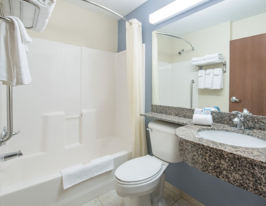 Microtel Inn Suites by Wyndham West Fargo Medical Center — Bathroom