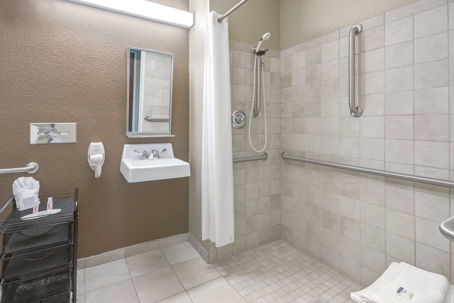 Microtel Inn Suites by Wyndham Williston — Bathroom