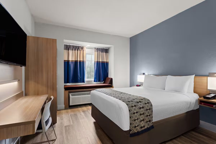 Microtel Inn Suites by Wyndham Zephyrhills — Guest room
