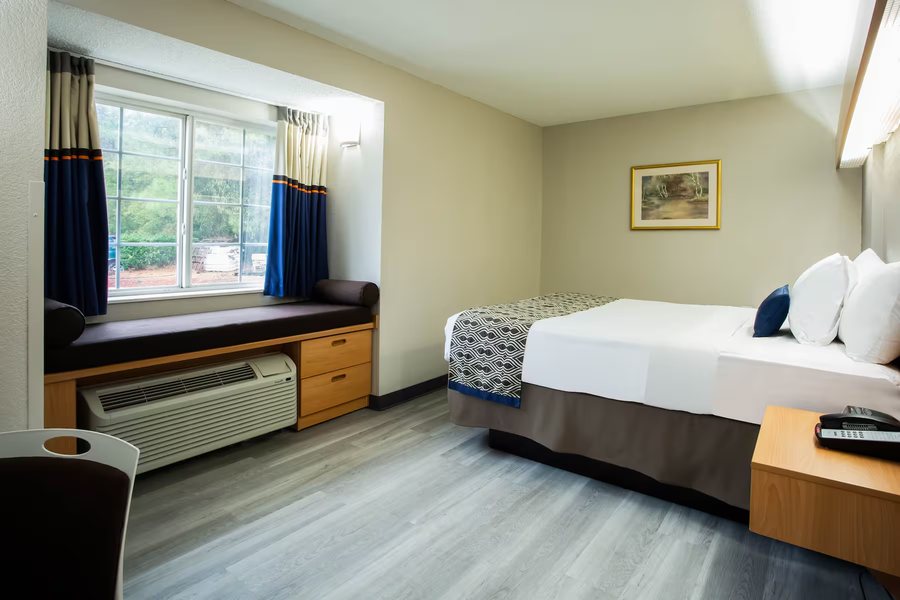 Microtel Inns Suites by Wyndham Southern Pines Pinehurst — Guest room