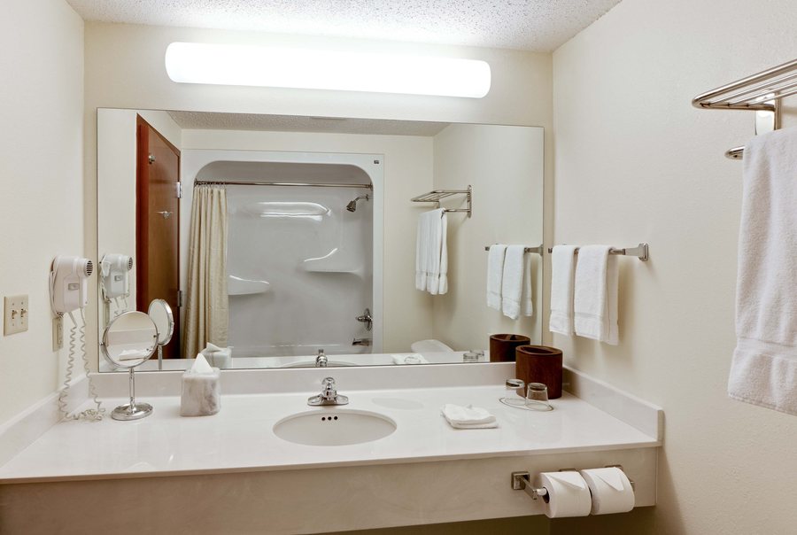 Midtown Inn and Suites — Bathroom