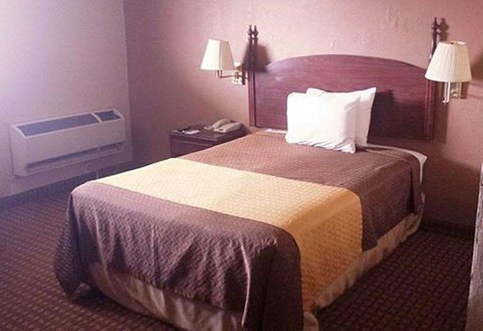 Midtown Inn and Suites — Guest room