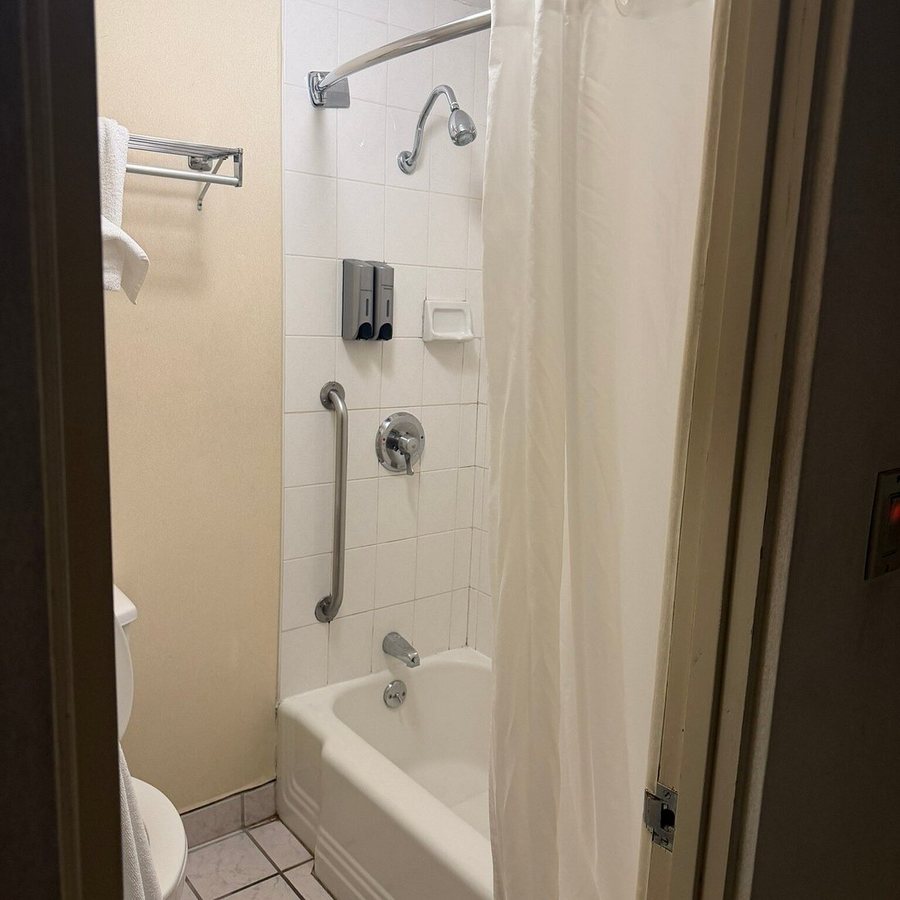 Mikado Hotel Los Angeles California — Bathroom