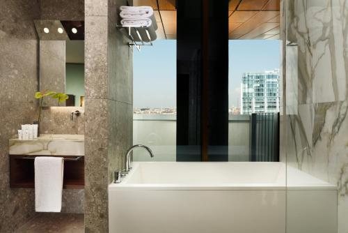 Milano Verticale UNA Esperienze — Bathroom