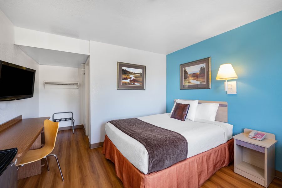 Miles City Hotel — Guest room
