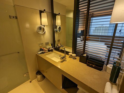 Millennium Hilton Bangkok — Bathroom