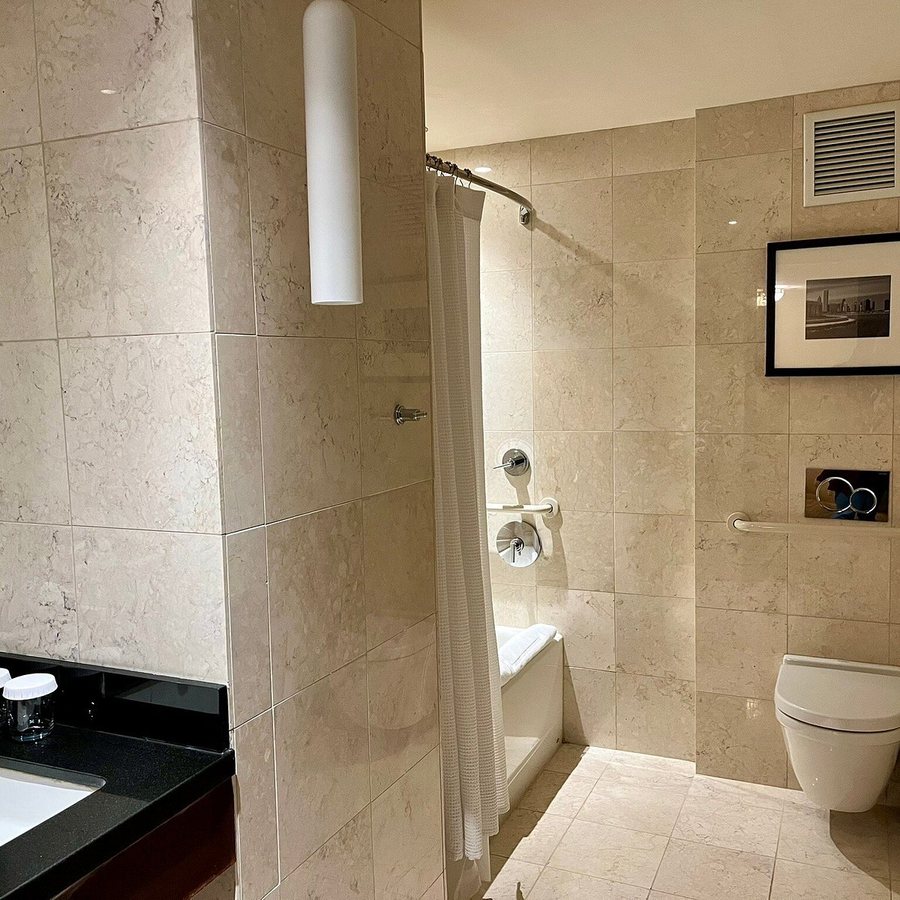 Millennium Hotel Knickerbocker Chicago — Bathroom